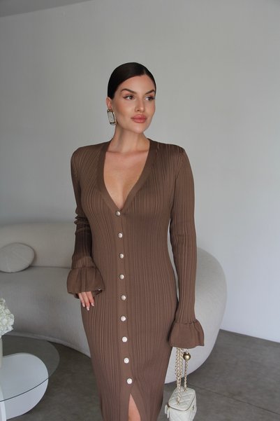 Julidress فستان تريكو بياقة على شكل حرف V وأكمام مكشكشة مع تفاصيل أزرار