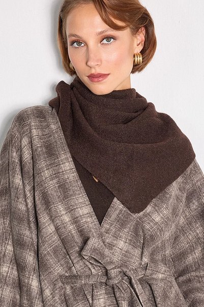 Gusto Wool-Containing Triangle Knitwear Scarf - Brown