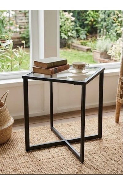 IN HOME STORE طاولة جانبية مودرن بإطار معدني أسود وسطح زجاجي ورف دائري