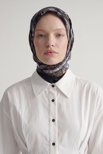 Levidor وشاح حريري بنقشة عرقية، حوافه مزخرفة، لون أنثراسايت.