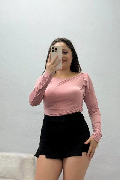 BELENDİR بلوزة نسائية بتفاصيل فيونكة على الكتف، لون رملي، لون وردي باهت.