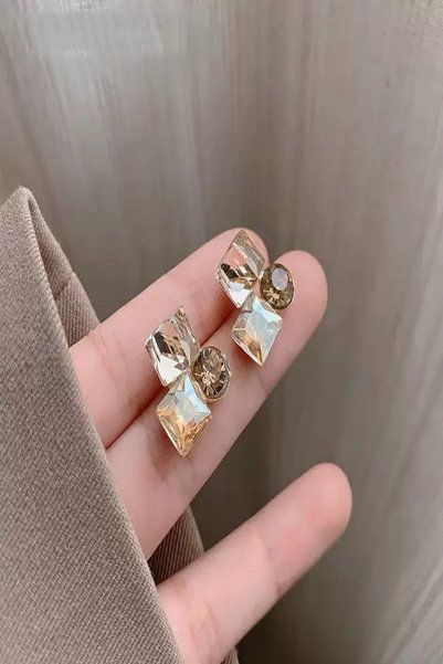 DEMOKAN أقراط على شكل هندسي مرصعة بالكريستال.