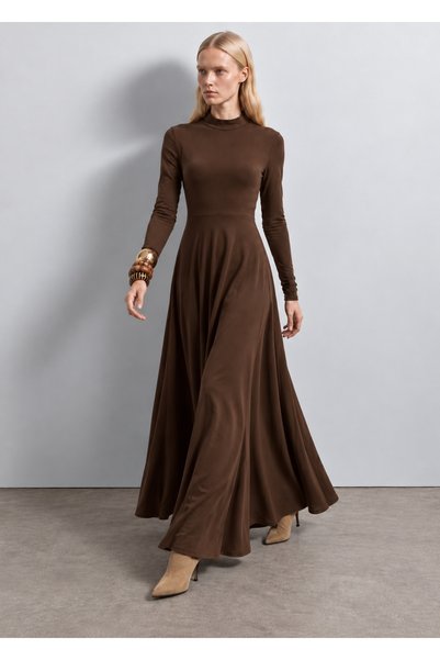 LADYA COLLECTION فستان ماكسي طويل الأكمام بياقة واسعة وتطريزات من قماش ليكرا ...