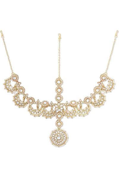 ZAVERI PEARLS إكسسوار شعر ذهبي اللون على طراز مانج تيكا للعرائس - ZPFK13116
