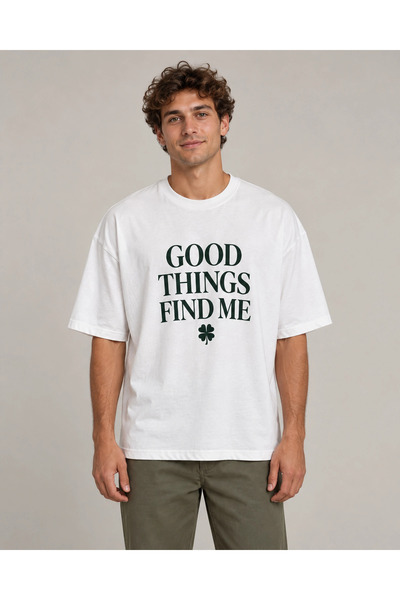 CANMODA تي شيرت أبيض كبير الحجم مطبوع عليه عبارة "Good Things Find Me"