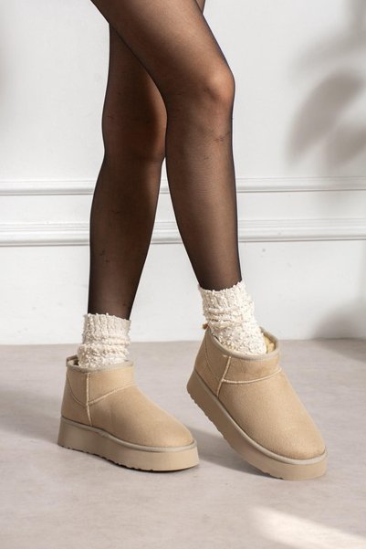 yaren shoes حذاء نسائي بكعب سميك، مصنوع من جلد الغزال البيج، وبطانة داخلية نا...