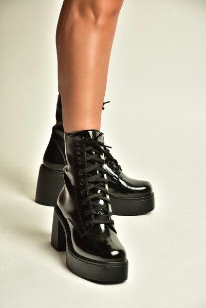 Fox Shoes V726681560 حذاء بوت أسود بتصميم ريفي، بكعب سميك، ورباط.