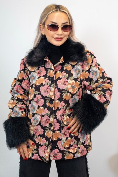 Muna Boutique سترة مزينة بنقشة زهور وردية.