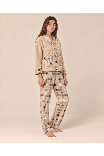 TOP CLOTHE بيجامة نسائية شتوية قطعتين بلوزة فرو ناعمة بأزرار وجيوب أمامية وبنطال كاروهات – طقم نوم نسائي دافئ بأكمام طويلة باللون البيج
