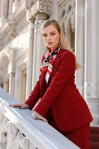 SilkTouch Eșarfă-batistă cu silueta lui Atatürk și semnătura sa, cu model roș...