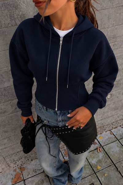 DAMGA JEANS سترة رياضية نسائية باللون الكحلي، بتصميم يناسب منطقة الخصر، وغطاء...