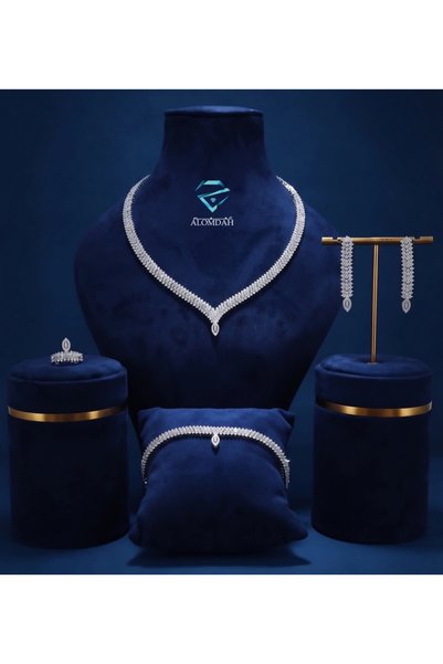 zarkones طقم سهرة ملكي مزين بالزركون الأبيض اللامع بتصميم تنس أنيق مع قلادة م...
