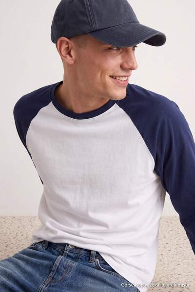Trendyol Kollektion Marineblau-weißes Oversize-T-Shirt mit Raglanärmeln TMNAW...