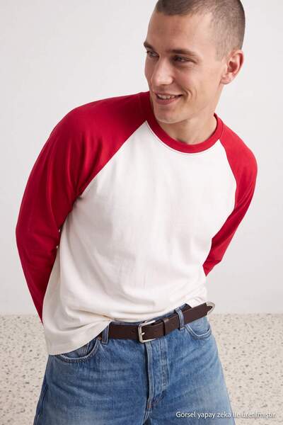 Trendyol Kollektion Rot-weißes Oversize-T-Shirt mit Raglanärmeln TMNAW27TS00011