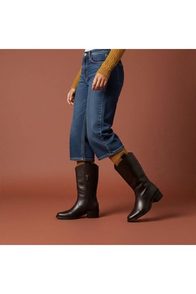 NE&VE SHOES حذاء نسائي غربي بكعب متوسط ​​من الجلد ذو حبيبات بنية اللون مع سحا...