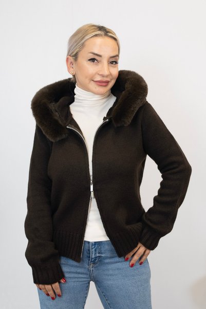 Muna Boutique سترة صوفية بنية اللون بغطاء للرأس.