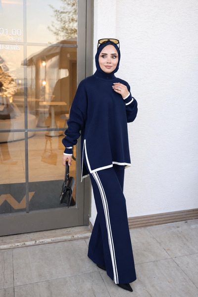İmajButik طقم تونيك وبنطلون من الصوف المزخرف بخطوط باللون الأزرق الداكن.