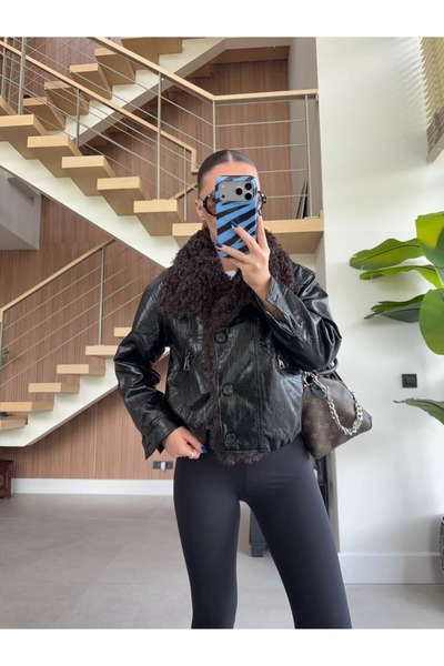 BB Bensu Buyruk جاكيت جلد بياقة من الفرو وتصميم كرواز.