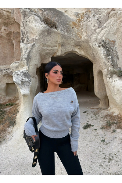 kırmızı butiks كنزة رمادية اللون بياقة على شكل قارب.