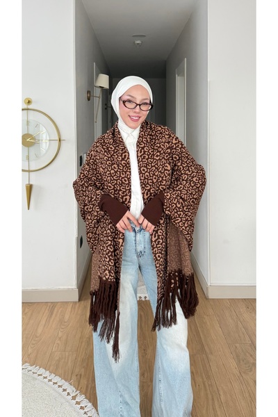 NİLNUR MODA PANCHO MODEL PRINȚESĂ DIN TRICOT CU CIUCURI LA CAPETELE MÂNECILOR...