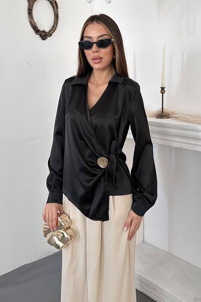 WeShaya بلوزة ساتان بتفاصيل أزرار سوداء