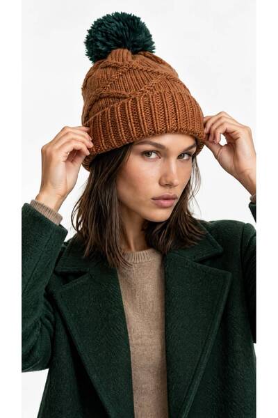 Gönülden Tasarım Căciulă din tricot cu pompon