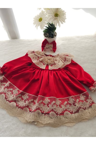 Elwirababyboutiqe فستان عتيق مزين بتفاصيل من قماش الجورج الأحمر.