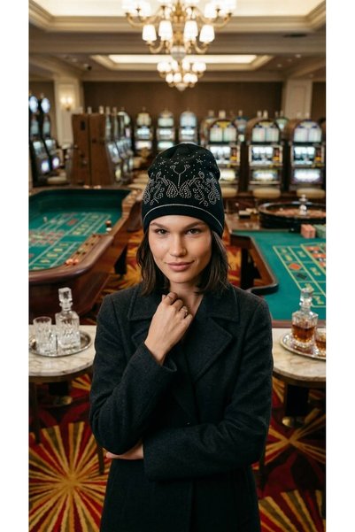 Gönülden Tasarım Căciulă din tricot negru pentru femei, decorată cu pietre