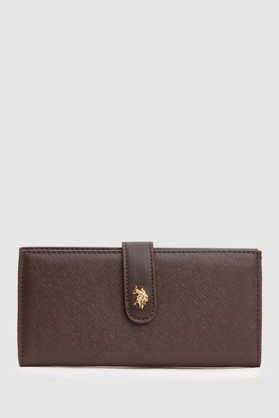 U.S. Polo Assn. محفظة نسائية بنية اللون، ذات نسيج مميز، مزينة بشعار معدني، وغ...
