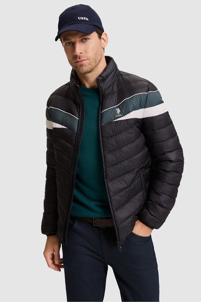 U.S. Polo Assn. جاكيت رجالي أسود اللون، بتصميم مربعات، وياقة عالية، وسحاب أما...