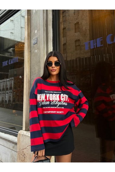 LE CARAMBOLE Women's Red New York City Printed Sweatshirt