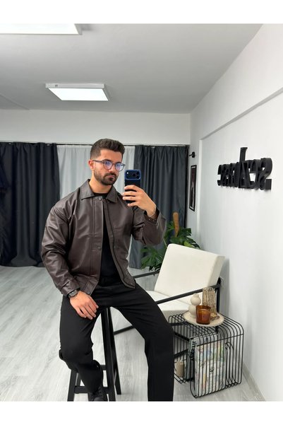 SEZBASE سترة جلدية بتصميم "بومبر" مع ياقة مخفية.
