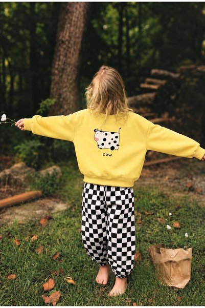 LuccoKids Unisex set smeđe majice sa motivom krave i kariranih pantalona