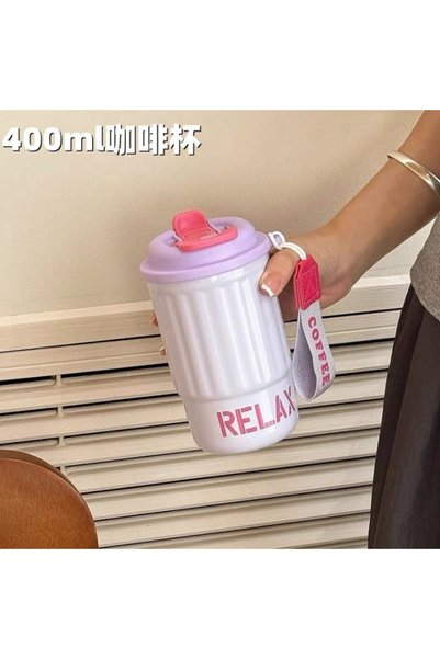 Generic كوب قهوة لاتيه معزول بالفراغ، مزود بمقبض، مناسب للحمل أثناء السفر.