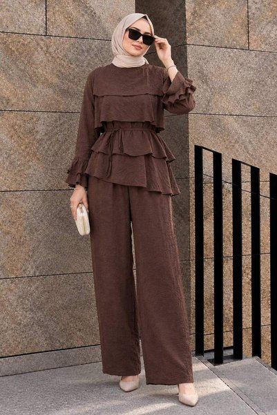 Neva Style طقم حجاب من التول المودال باللون البني الداكن مع تفاصيل كشكشة متعد...