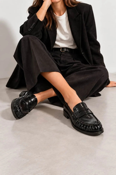 Lizy Shoes Γυναικεία μαύρα δερμάτινα παπούτσια Loafer με λεπτομέρεια από κορδ...