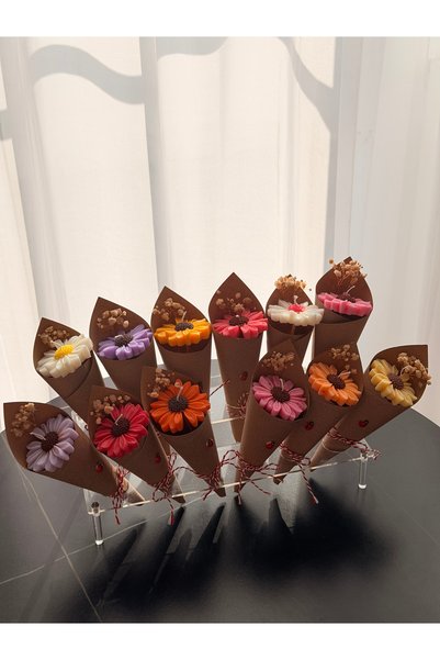 Lumiere Madame Lumânare parfumată din ceară de soia cu flori (mini-buchet)