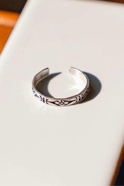 Nur store Çanta Custom-Designed Silver-Colored Ring with Floral Details BEZOSS