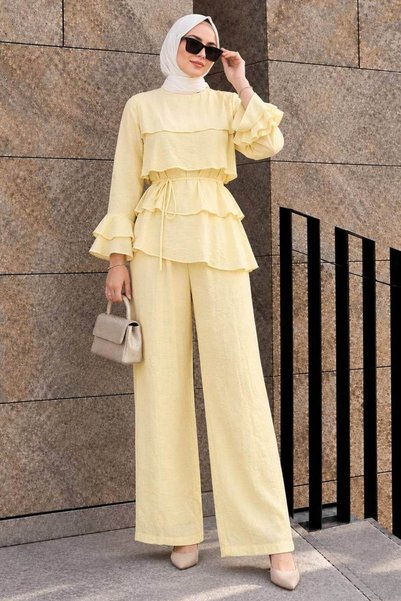 Neva Style طقم حجاب من التول المودال الأصفر مع تفاصيل كشكشة متعددة الطبقات وح...