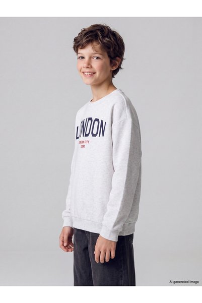 LC Waikiki سويت شيرت سميك للأولاد من LCW Kids بلون رمادي ومطبوع بطبعة لندن، ب...