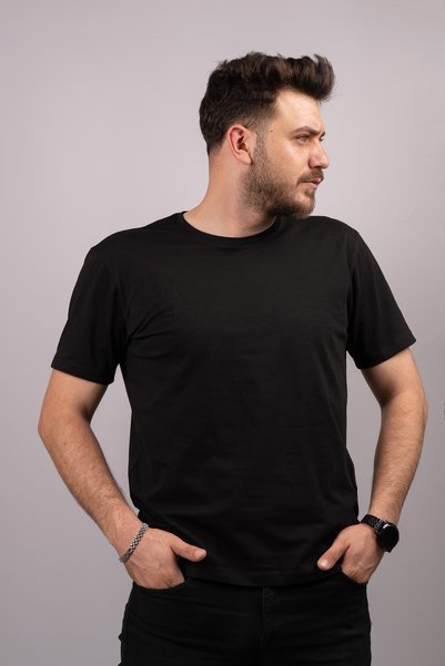 Huğlu تي شيرت أسود برقبة دائرية للجنسين من Fit Cut