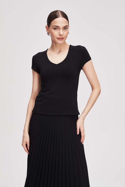 Livia Women's Waist-Length Plain Short-Sleeve T-Shirt
