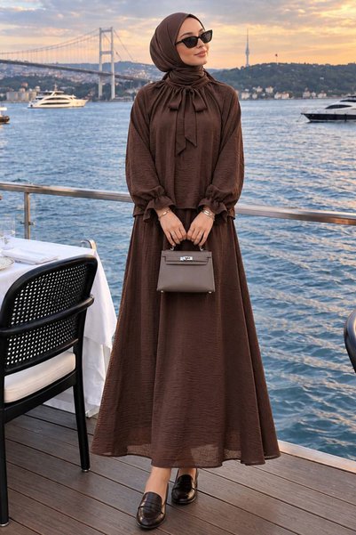 Neva Style طقم حجاب بتفاصيل كشكشة على ياقة الفالار باللون البني الداكن 53331KKH