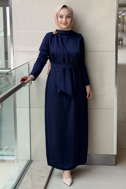 Matex فستان سهرة بأكمام كيب مع تفاصيل إكسسوارات على الكتف