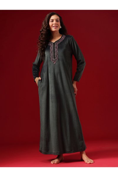 Clovia By Styli قميص نوم رمادي من قماش المخمل مع ياقة مطرزة