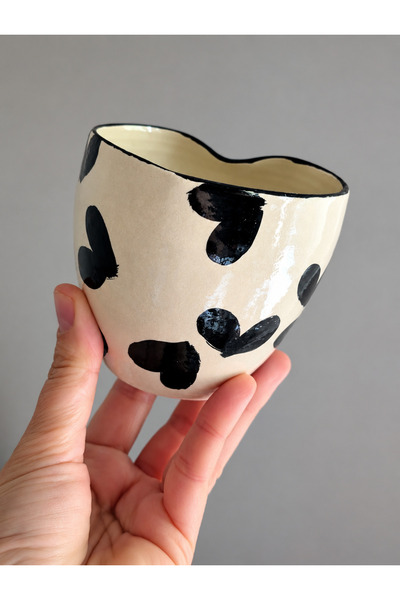 VAZE Ceasca cafea in forma de inima ,lucrata si pictata manual