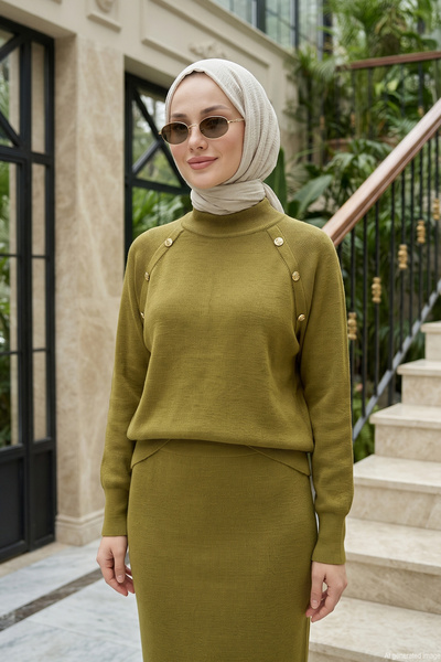Nuss Pullover aus Rayon mit Fischerkragen und Knopfdetails an den Schultern, ...