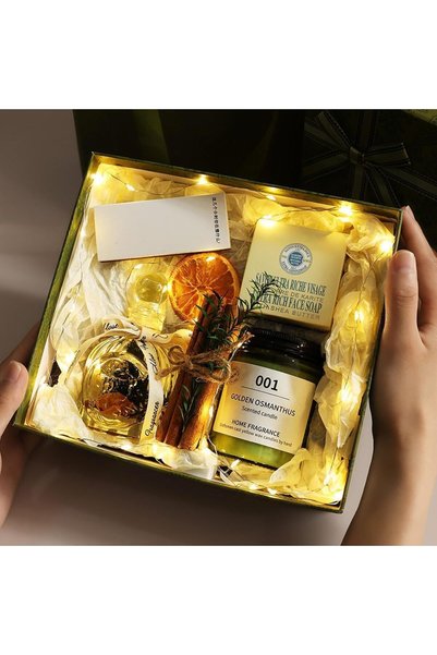 Generic مجموعة من 7 شموع معطرة في علبة هدايا - تتضمن موزع عطري بقصب، وشمع للع...