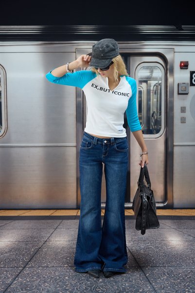 bases. Mavi Düşük Cep Kapak Detaylı Flare Fit Jean