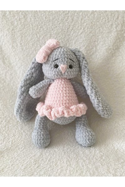 el örgüsü kadife ipten uzun kulaklı tavşan amigurumi arkadaşı pembe gri